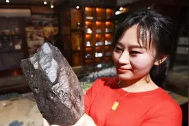 贵州女孩捡400公斤陨石，每克一万她也不卖，后任贵州陨石馆馆长图片