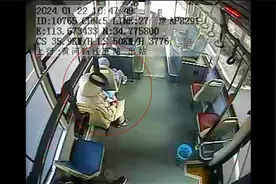 老人遗忘孩子独自下车 公交车长暖心守护助其团聚图片