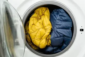 羽绒服到底能不能机洗或干洗？很多人都做错了图片