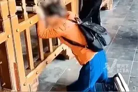 女子跪在开封府大堂痛哭 景区回应:香客看见包公比较感动 或者是心里有委屈在那哭图片