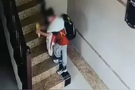 恶作剧惹祸：男孩楼梯挤洗洁精致路人滑倒，引关注图片