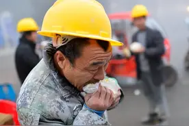 农民工扛15袋水泥上8楼，说好1000却只给300元，一脚下去老板慌了图片