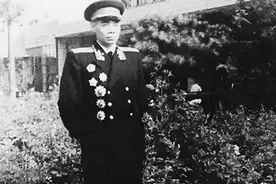 1951年四位志愿军军长中南海赴宴，毛主席拉住39军军长：挨着我坐图片