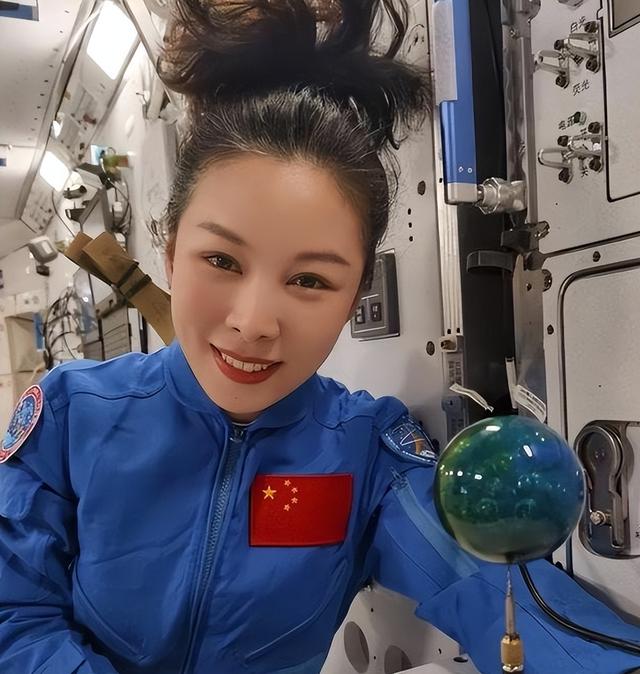 牺牲太大！王亚平曾谈及太空之旅的辛酸，落地后身体弱路都走不了