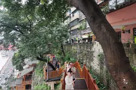 渝中区城墙下的百年老街，昔日破烂无人知晓，如今文旅改造成网红图片