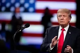 不足10米，中美军机贴脸交锋，美机侵入台海，解放军果断长空亮剑图片