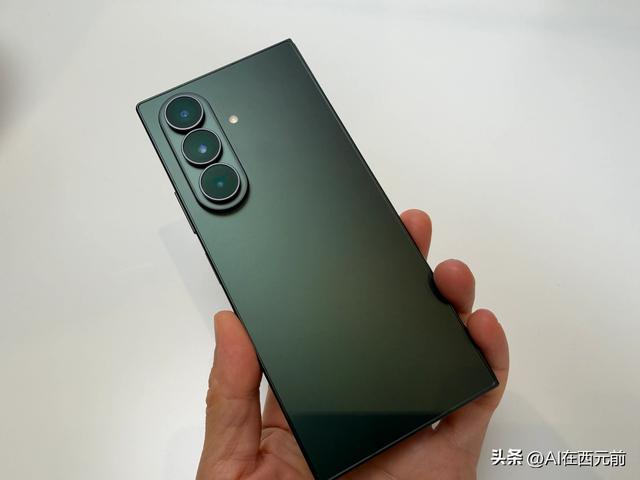 “阔折叠”三星Galaxy Z Fold8上手，看书看视频合适不过