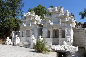 给活人盖墓：云南一村干部建豪华活人墓，风水先生选址 大摆竣工宴图片