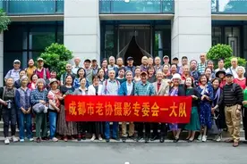 市老年人协会摄影专委会一大队参观成都方志馆图片
