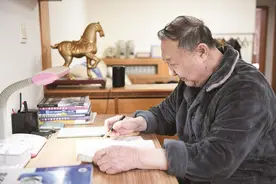 八旬退休工人笔耕不辍 650万字机械专著铸就“草根学者”传奇图片