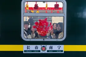 春运首日“长春至南宁”Z398次列车上演列车联欢图片