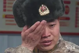 满眼都是不舍！入伍30年一级军士长告别军营图片