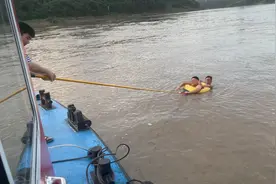 两人下河游泳遇险 航道工及时救援图片