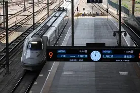 超级环线高铁发车首日，上海西站迎来客流小高峰图片