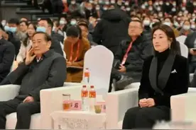 宗庆后走了！谁还敢再当面追问马化腾腾讯的服务器在中国还是美国图片