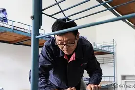 18年，山东51岁泥瓦匠瞒着妻子参加高考，毕业后无人录用重回工地图片
