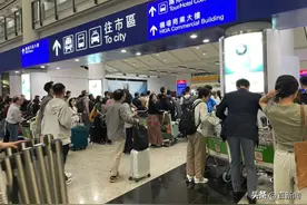 9号风球下，香港市民暖心帮助被困内地游客丨香港一日图片