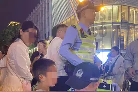 国庆我在岗：武汉江汉交警以坚守与微笑服务获游客点赞图片