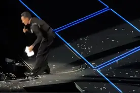 突发！63岁刘德华演唱会不慎踩空摔倒，疑似受伤图片