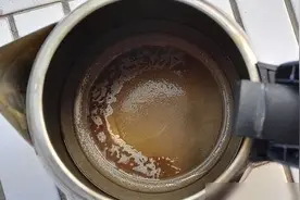不管“水垢”有多厚，不用费力刷，教你1个妙招，水垢哗哗掉图片