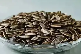 冬天常吃瓜子的人，居然有这几种好处？但很多人都吃错了图片