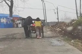 男孩雨中帮老奶奶推三轮车上坡，家长：孩子主动要求帮忙，一直教育他做善良的人图片