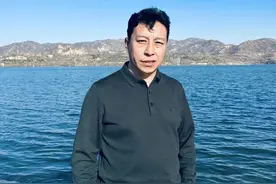 一个平平无奇的男人自拍，到底是什么梗图片