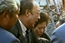 1987年，台湾老兵探亲真实场面，10万申请表被一抢而空，极其感人图片