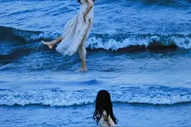 海边拍照姿势氛围感太美啦~ ​​​图片