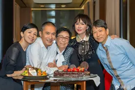 梁朝伟全家福曝光，刘嘉玲紧贴婆婆为他庆生，伟仔白发比妈妈还多图片