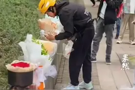 21岁“纯爱战士”胖猫跳河后续！大桥上摆满外卖，曝女友撩骚证据图片