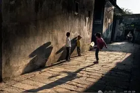 传奇钱币下落不明，收藏家出价过亿，农村小孩却把它当毽子踢图片