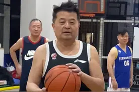 66岁毕福剑这回瞒不住了！与老友打球难遮老年斑，头发凌乱显老态图片