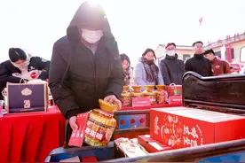 刘强东给老家送年货 村民：当年凑了俩鸡蛋，今年收到1万元红包还有年货！律师：是否缴税要看以谁的名义赠送图片