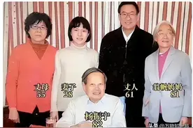 04年，82岁杨振宁和小54岁妻子合影，55岁岳母出镜，表情复杂图片