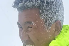 交警暴雪中救人黑发变白头图片