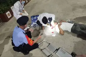旅客突发贫血晕倒受伤，民警及时救助图片