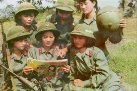 在被押送的过程中，越南女兵突然脱去了衣服，坐在了地上不走了。图片