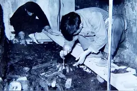 1957年，明定陵被打开，挖出400年前纯金皇帝帽子，国内仅此一件图片