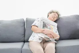 58岁大妈买了电梯房，因邻居频繁串门，果断出租了房子！图片