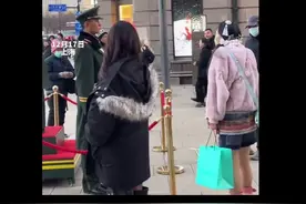 神圣不可侵犯！上海女子言语骚扰站岗哨兵图片