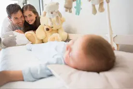 孩子到底几岁分房睡最合适？太晚会影响独立，并且导致性早熟吗？图片