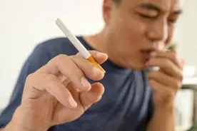 30年烟龄肺成"破渔网"！呼吸科流传的拍背法，七天咳出半碗黑痰图片
