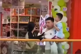 上海一女子暴打抱孩子的丈夫，孩子哭喊妈妈别打了！评论区一边倒图片
