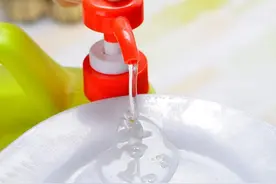 洗洁精对人体有害吗？劝告：3种洗洁精才真的要少用图片