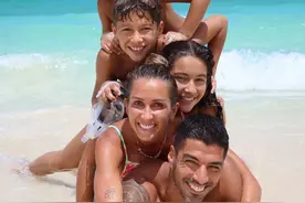 你个老六！苏亚雷斯发布和梅西一家的出游照图片