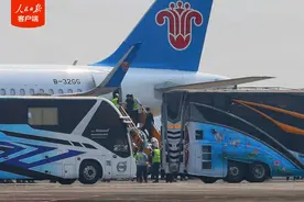 中方包机接回从缅甸电诈园区遣返的中国籍人员图片
