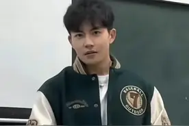 中传的80后亦山老师火了，评论区堪比抢亲现场，笑不活了！图片