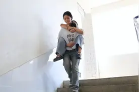 衡阳13岁女生背起残疾同学上学已近八年，老师：俩人都有天赋，希望有人帮她们圆梦图片