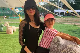 章子怡离婚后首晒与儿女合照，醒醒和弟弟正脸曝光，都长得像汪峰图片
